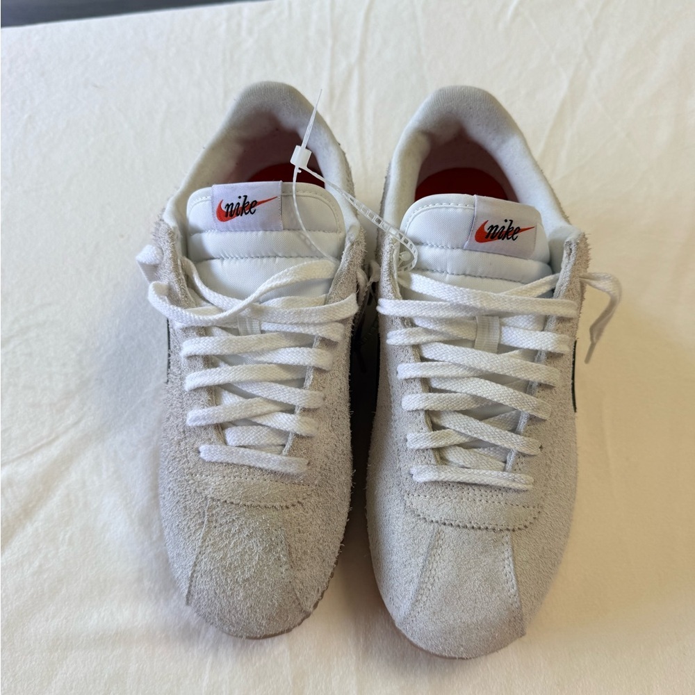 This is a Nike Cortez Vintage in Summit
White/Muslin/Gum Medium Brown/Black - Picture 5 of 8